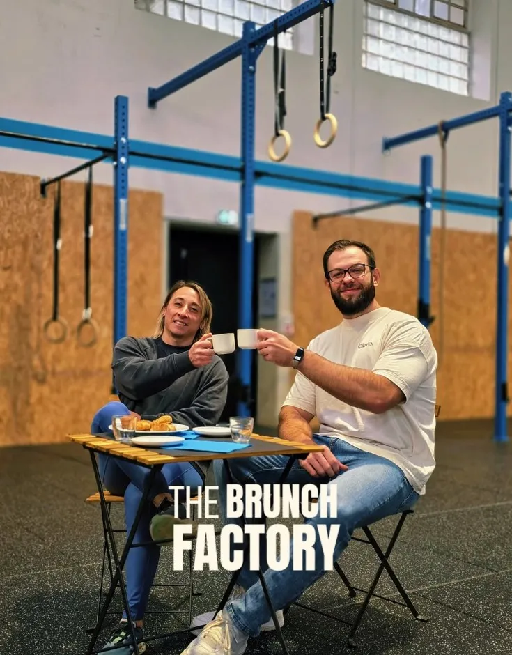 Elodie et Alex, les créateurs du Brunch Factory Mazamet, en train de boire une tasse de café en souriant.