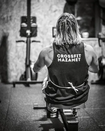 Un homme réalisant un exercice de musculation avec haltère dans la salle de CrossFit Mazamet.