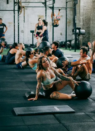 Coaching de groupe dans la salle de crossfit