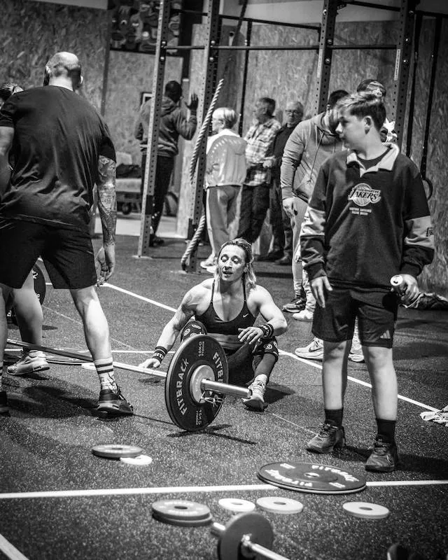 Athlètes en plein entraînement functional fitness à Hornets Factory Mazamet.