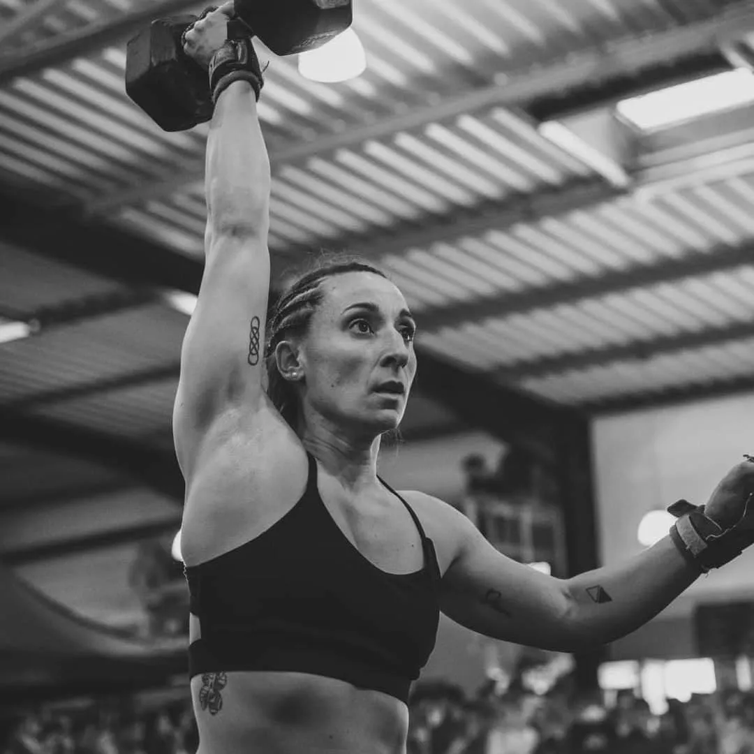 Elodie Jouandet soulevant une haltere lors d'une compétition de bodybuilding