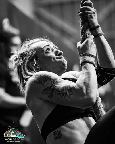 Élodie Jouandet-Pujol grimpant à la corde lors d'une compétition de CrossFit