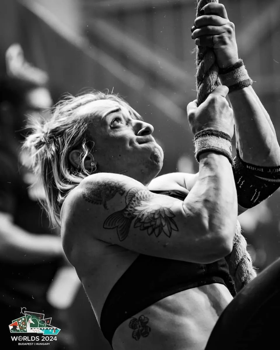 Elodie Jouandet grimpant à la corde lors d'une compétition de CrossFit