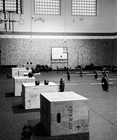 Une femme prépare une barre olympique dans la salle de crossfit Mazamet