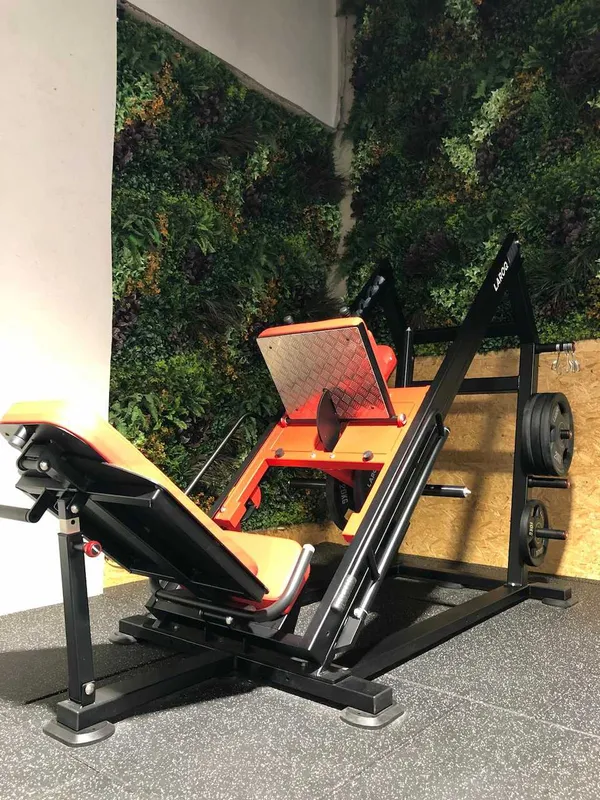 Gros plan sur une machine de musculation Laroq dans l'espace muscu de CrossFit Mazamet.