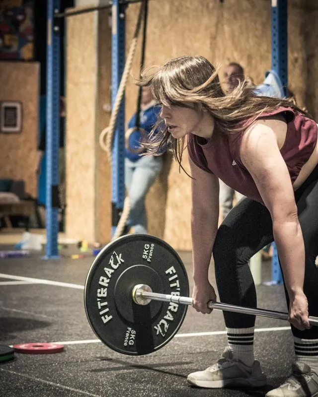 Femme en plein effort lors d'un WOD à Hornets Factory Mazamet.