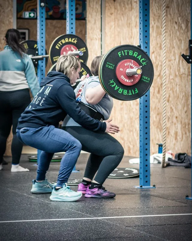 Femme en séance de musculation à Hornets Factory Mazamet.