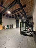 Elodie Jouandet-Pujol soulevant une haltère en snatch lors d'une compétition de bodybuilding.