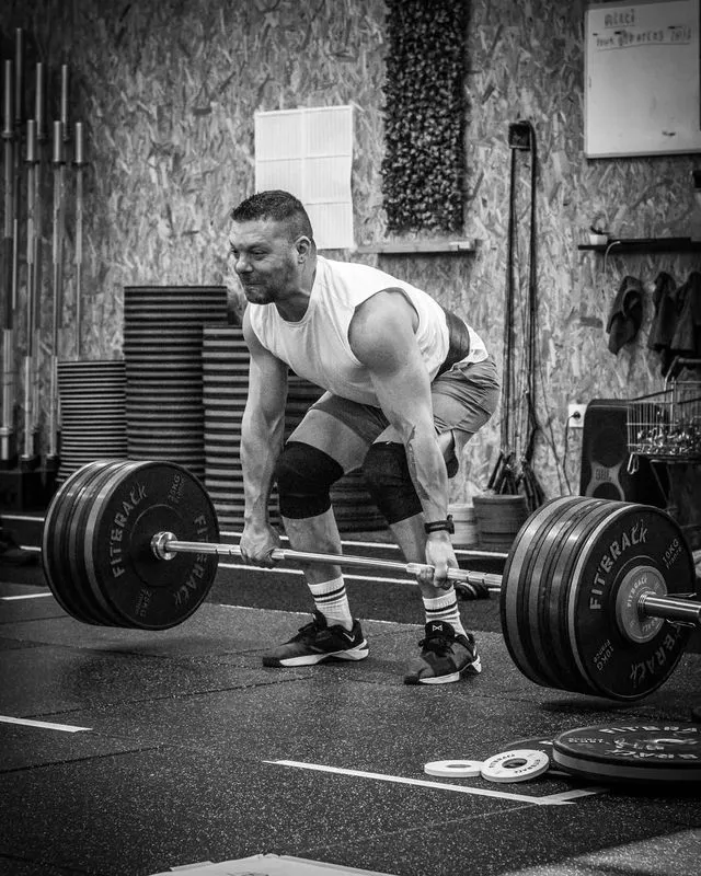 Homme en séance de musculation à Hornets Factory Mazamet.