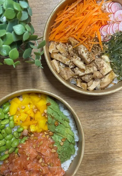 Poké bowls frais et colorés préparés par Hornets Time Mazamet.