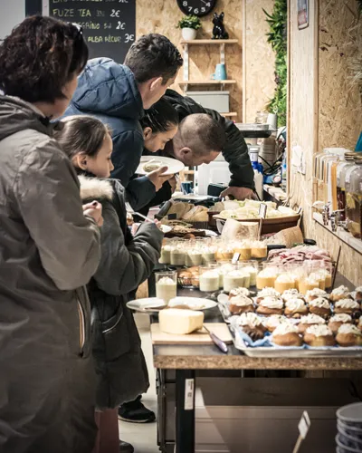 Des gens se servant au brunch à volonté dans un buffet appétissant.