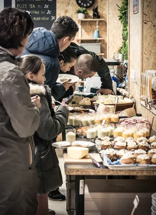 Affiche du Brunch Factory à CrossFit Mazamet, ave cles mots Brunch, Brunch, Brunch en caractères gras, sur fond orangé